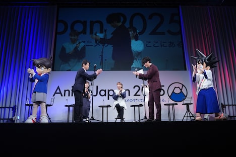 お互いに拍手を送り合う小山力也と細谷佳正。