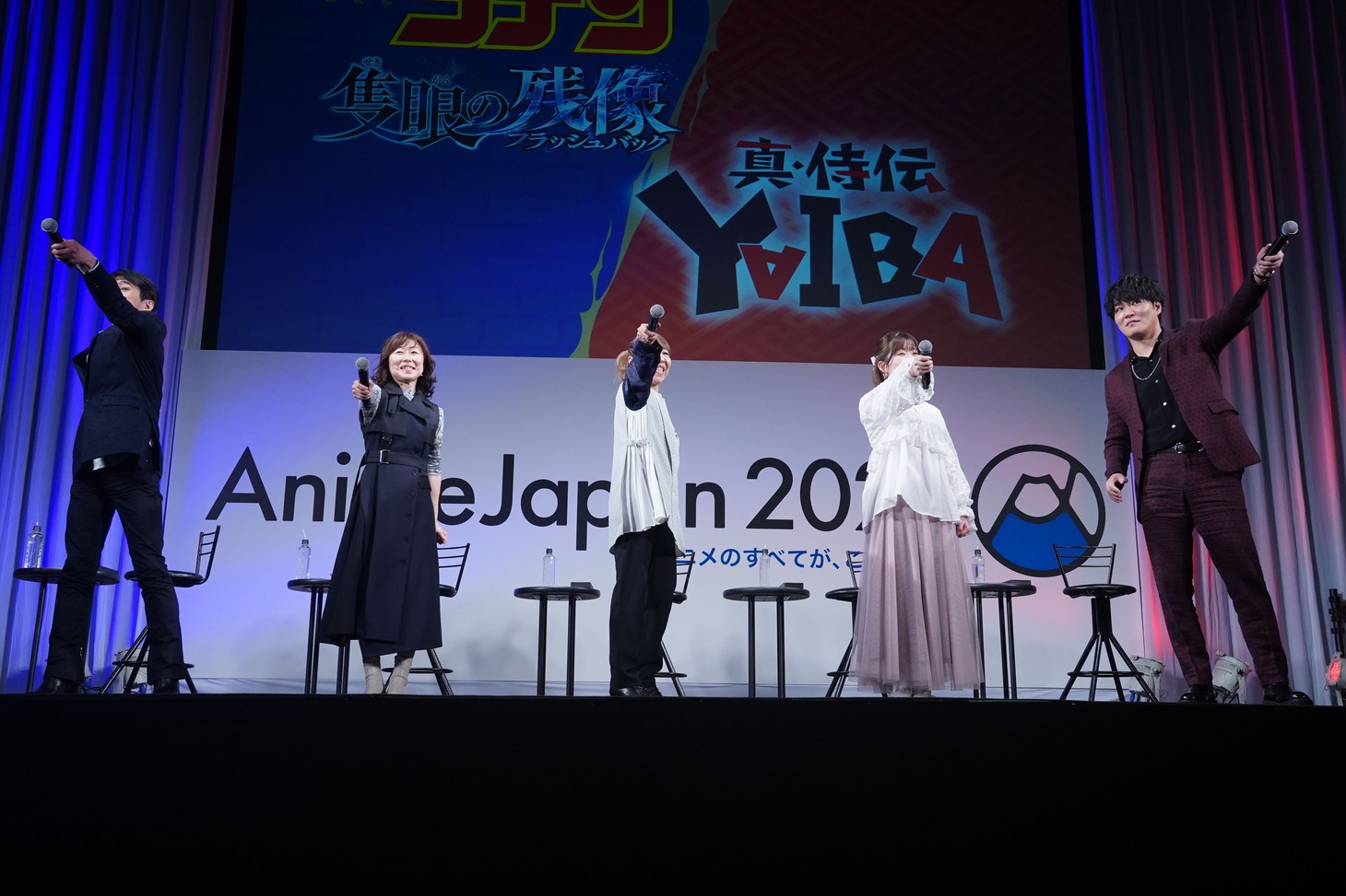 「真実はいつも」「サムライでーい！」のコール＆レスポンスをするキャスト陣。
