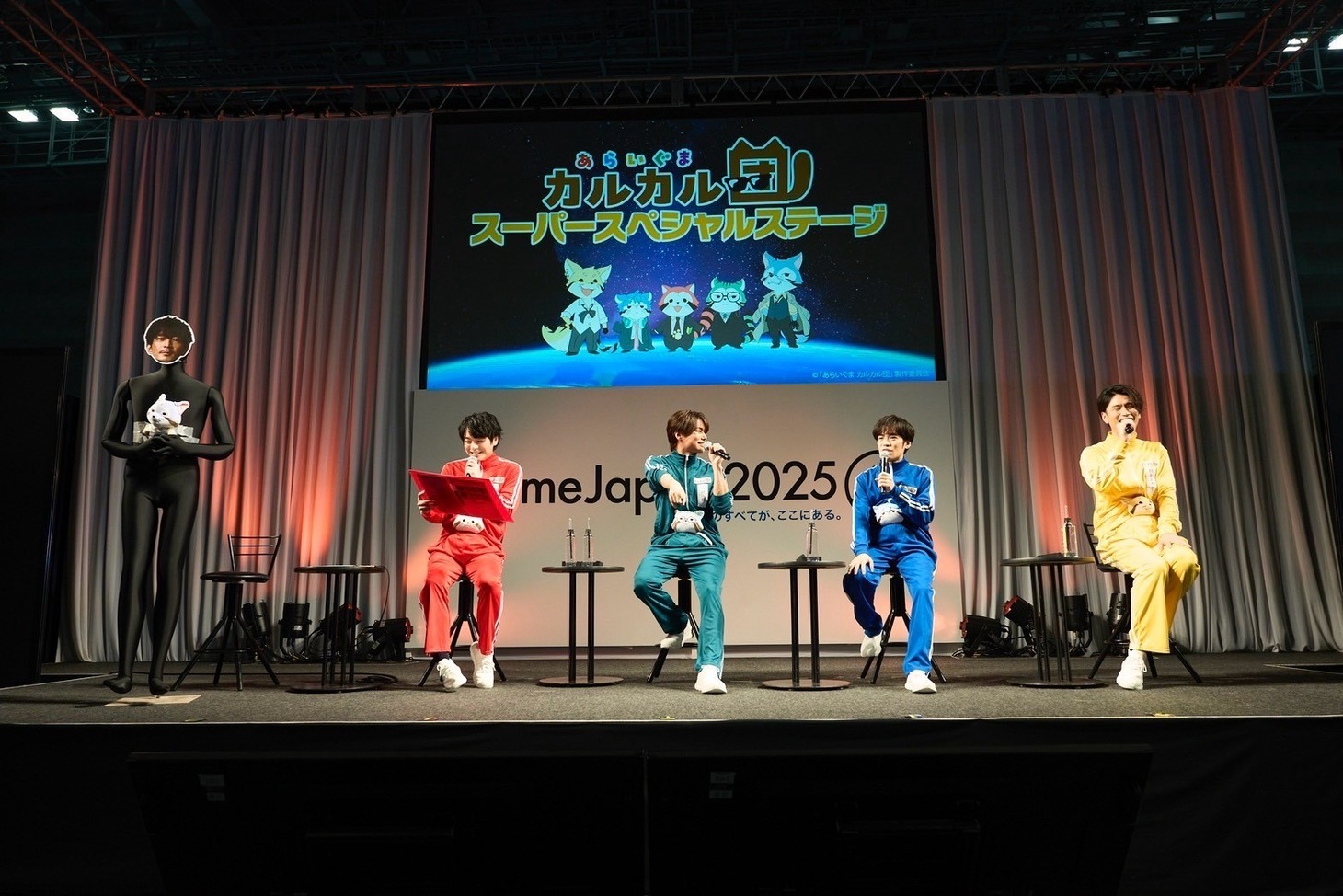 アニメ「あらいぐま カルカル団」のステージイベントの様子。左から津田健次郎のマネキン、榎木淳弥、八代拓、小野賢章、阿座上洋平。