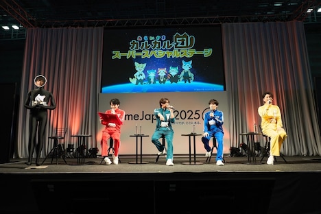 アニメ「あらいぐま カルカル団」のステージイベントの様子。左から津田健次郎のマネキン、榎木淳弥、八代拓、小野賢章、阿座上洋平。