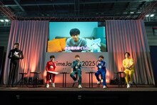 映画「女神降臨」を宣伝した津田健次郎。