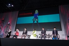 左から花澤香菜、小野友樹、関智一、小林ゆう、松岡禎丞、梶原岳人。