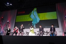 左から花澤香菜、小野友樹、関智一、小林ゆう、松岡禎丞、梶原岳人。
