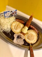 中村カンナが考案したオリジナルメニュー「あなたにもご加護を♡ゴリラの神フェイスカレー」。