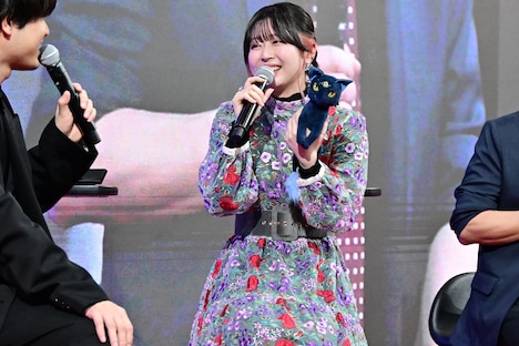 夜のぬいぐるみを手にする水野朔。