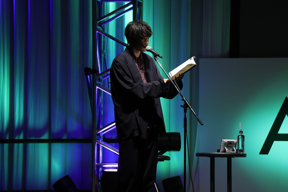 生アフレコ中の大塚剛央。