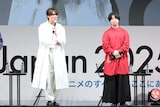 左から八代拓、斉藤壮馬。