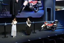 TVアニメ「終末ツーリング」のトークイベントより、稲垣好（左）と富田美憂（右）。