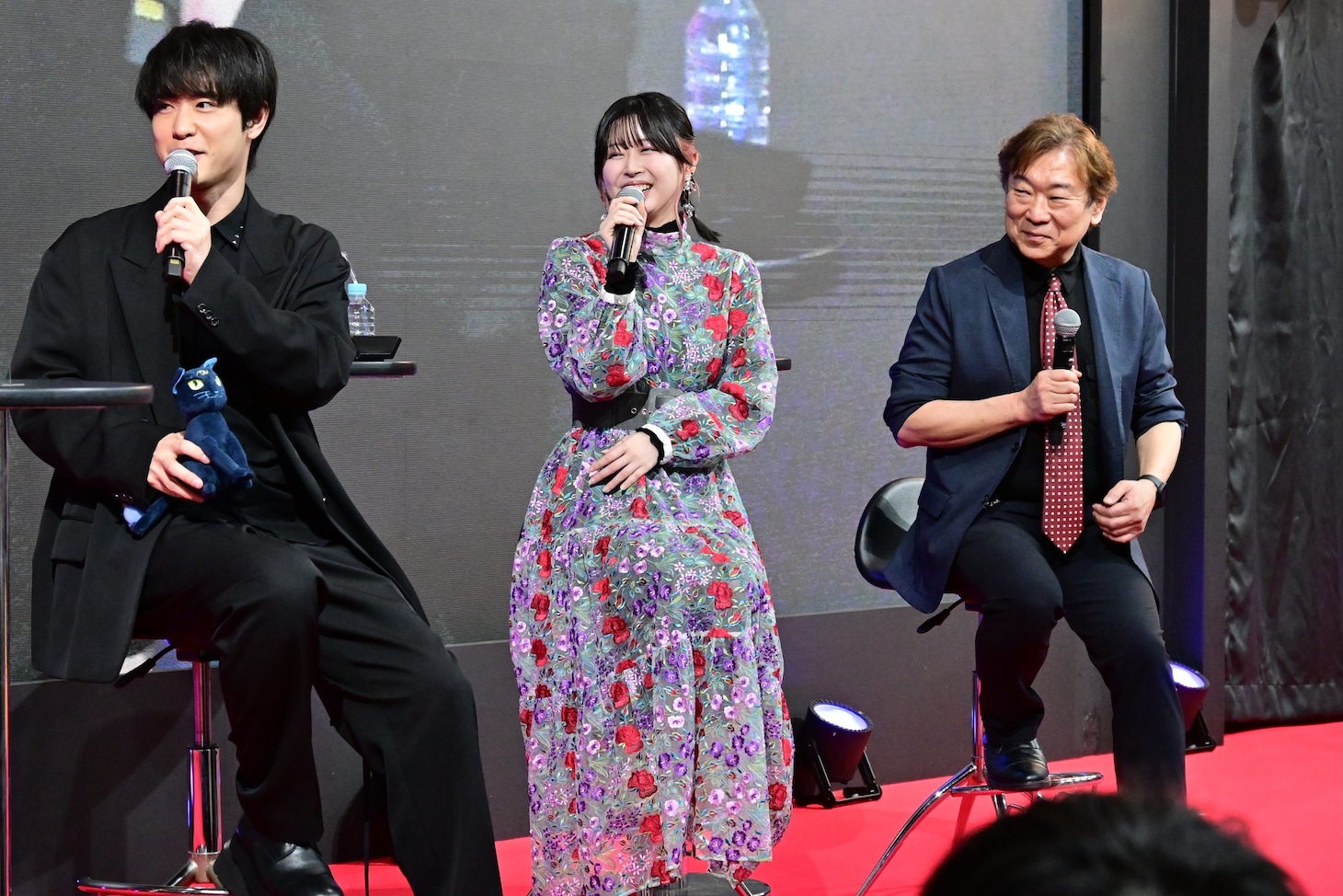 アニメ「暗殺者である俺のステータスが勇者よりも明らかに強いのだが」のトークイベントの様子。左から大塚剛央、水野朔、羽原信義監督。