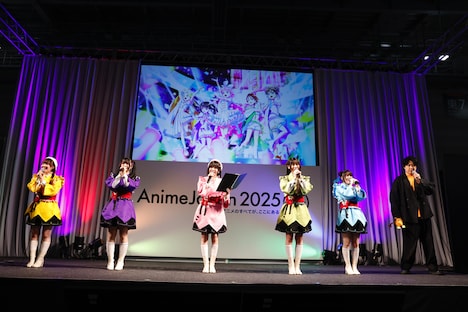 TVアニメ「前橋ウィッチーズ」のイベント「放送直前！AnimeJapanスペシャルステージ」の様子。左から三波春香、咲川ひなの、春日さくら、本村玲奈、百瀬帆南、杉田智和。