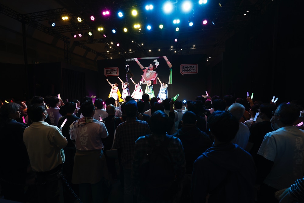 TVアニメ「前橋ウィッチーズ」「AnimeJapan 2025」のバンダイナムコグループブースでのイベントの様子。