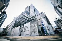 「刃牙」シリーズのグラフィックが施された秋田書店本社屋の解体現場の様子。