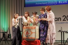 映画「小林さんちのメイドラゴン さみしがりやの竜」とTVアニメ「CITY THE ANIMATION」の合同ステージにて、鏡開きの様子。