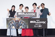 「機動戦士Gundam GQuuuuuuX（ジークアクス） -Beginning-」フィナーレ舞台挨拶の様子。左から伊瀬茉莉也、土屋神葉、黒沢ともよ、新祐樹、川田紳司。