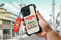 「SAKAMOTO DAYS x CASETiFY」のスマホケースとキーチェーン。