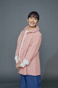 富田靖子扮する沖田美香。(c)練馬ジム | LINEマンガ・2025 映画「おっパン」製作委員会