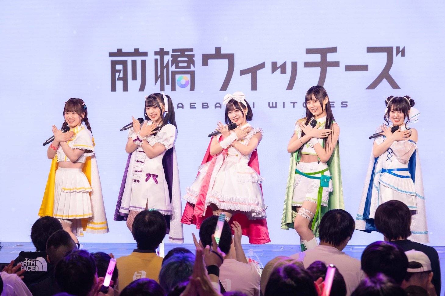 「『前橋ウィッチーズ』お披露目イベント in TOKYO 」よりライブ中の前橋ウィッチーズ。左からメンバーの三波春香、咲川ひなの、春日さくら、本村玲奈、百瀬帆南。（撮影：曽我美芽）