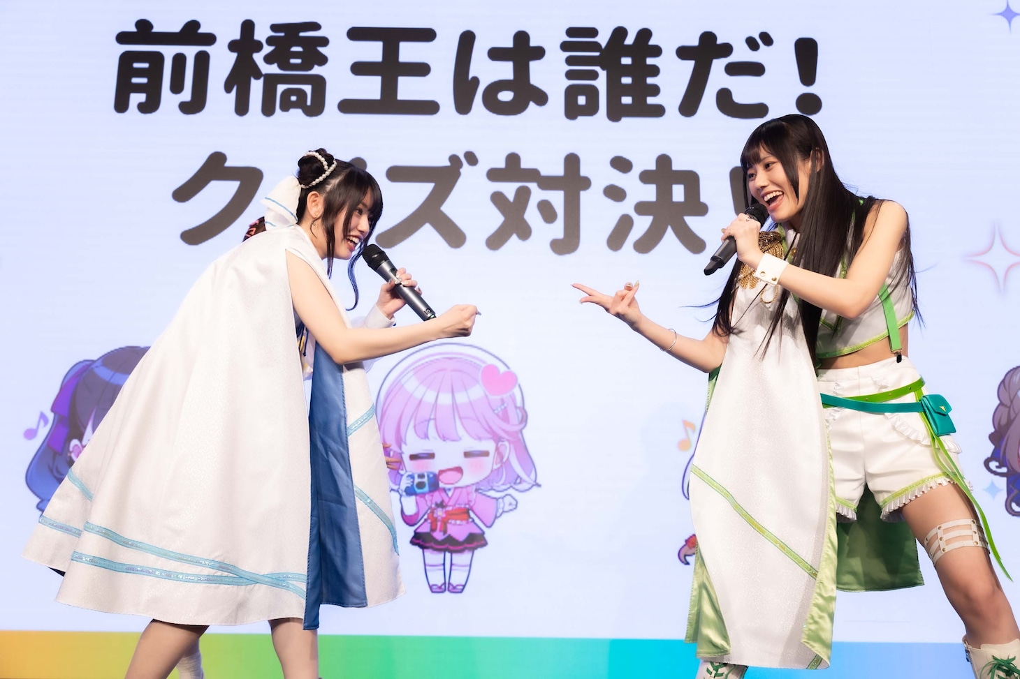「前橋王」を決めるクイズ企画で優勝を決めるためジャンケンする百瀬帆南（左）と本村玲奈（右）。（撮影：曽我美芽）