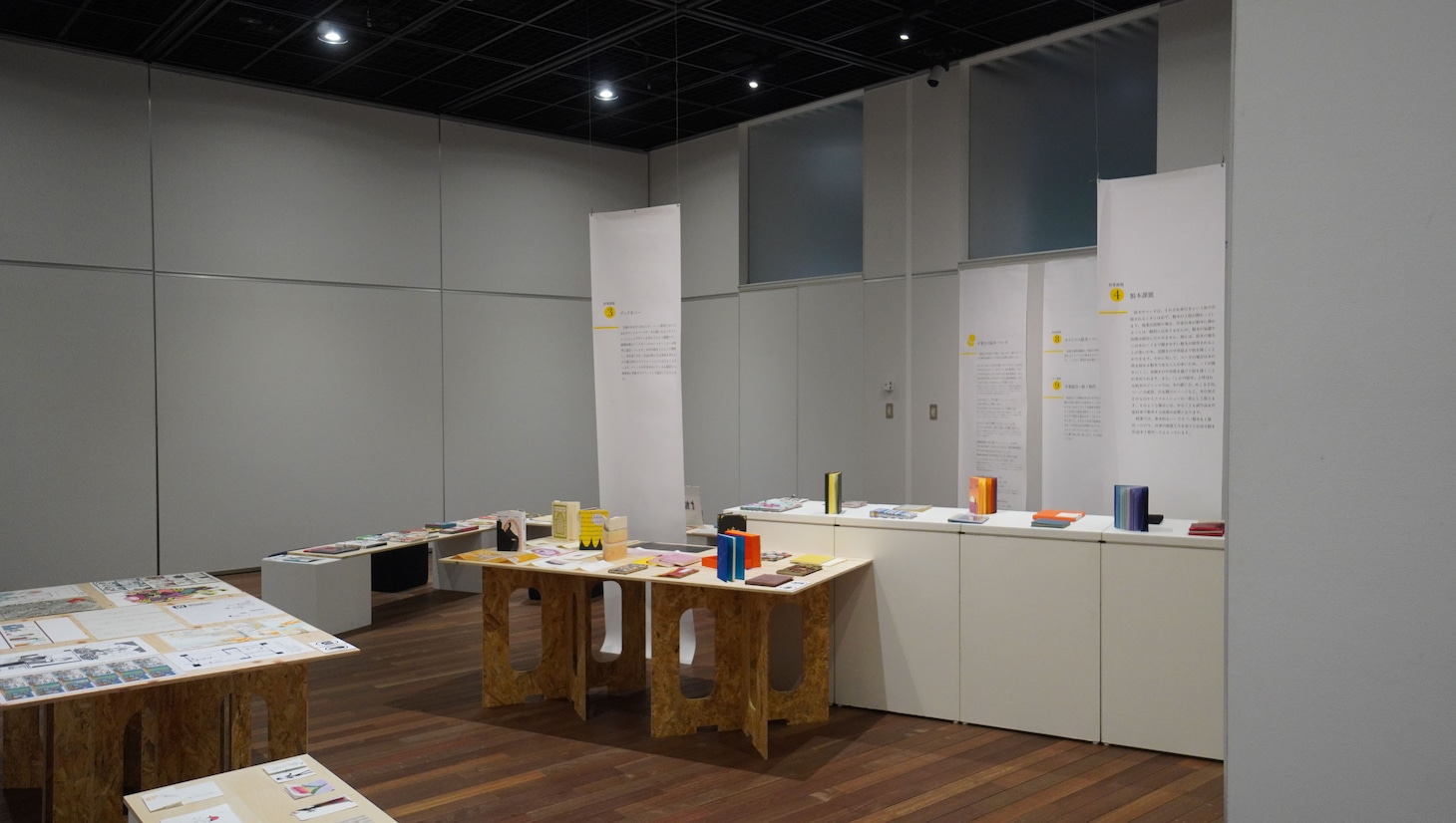 「え かく また あした マンガ作家山本美希展」会場の様子。
