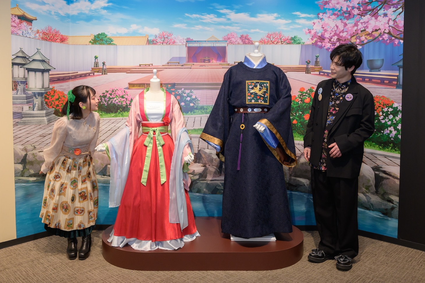 「TVアニメ『薬屋のひとりごと』展」を訪れた悠木碧と大塚剛央
