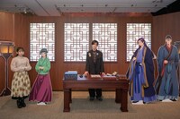 「TVアニメ『薬屋のひとりごと』展」を訪れた悠木碧と大塚剛央