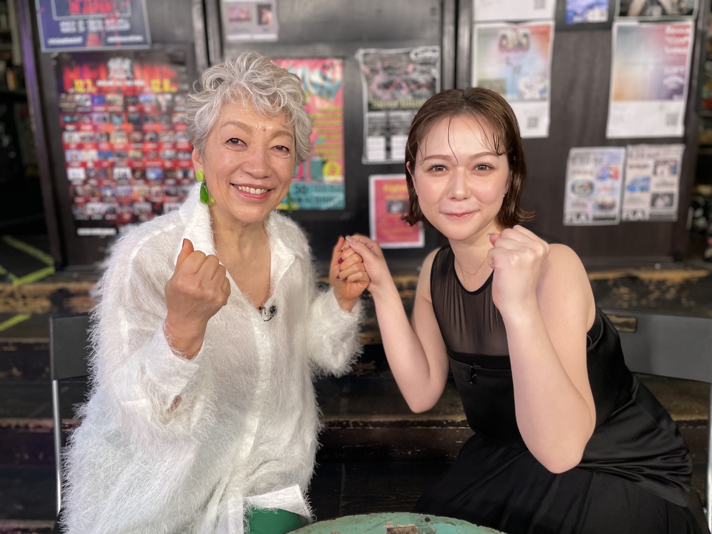左から中尾ミエ、村重杏奈。