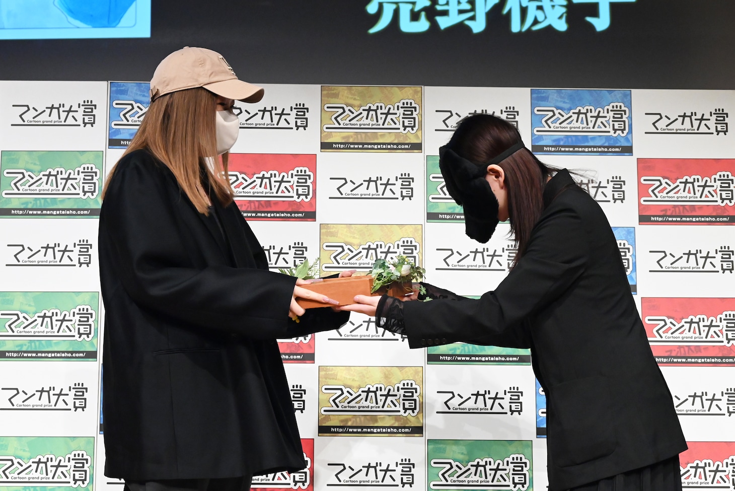 泥ノ田犬彦からプライズを贈られる売野機子
