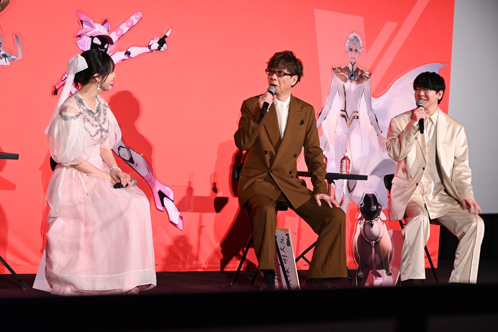 左から佐倉綾音、山寺宏一、花江夏樹