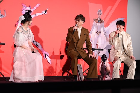 左から佐倉綾音、山寺宏一、花江夏樹