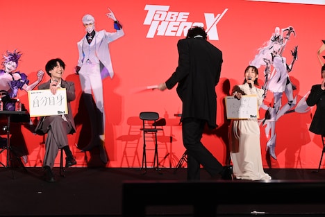 「TO BE HERO X」アフレコ時のポーズを再現する宮野真守