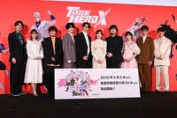 左から島崎信長、水瀬いのり、松岡禎丞、内山昂輝、宮野真守、花澤香菜、中村悠一、佐倉綾音、山寺宏一、花江夏樹
