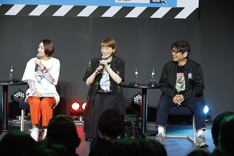 左から三瓶由布子、名塚佳織、南雅彦プロデューサー