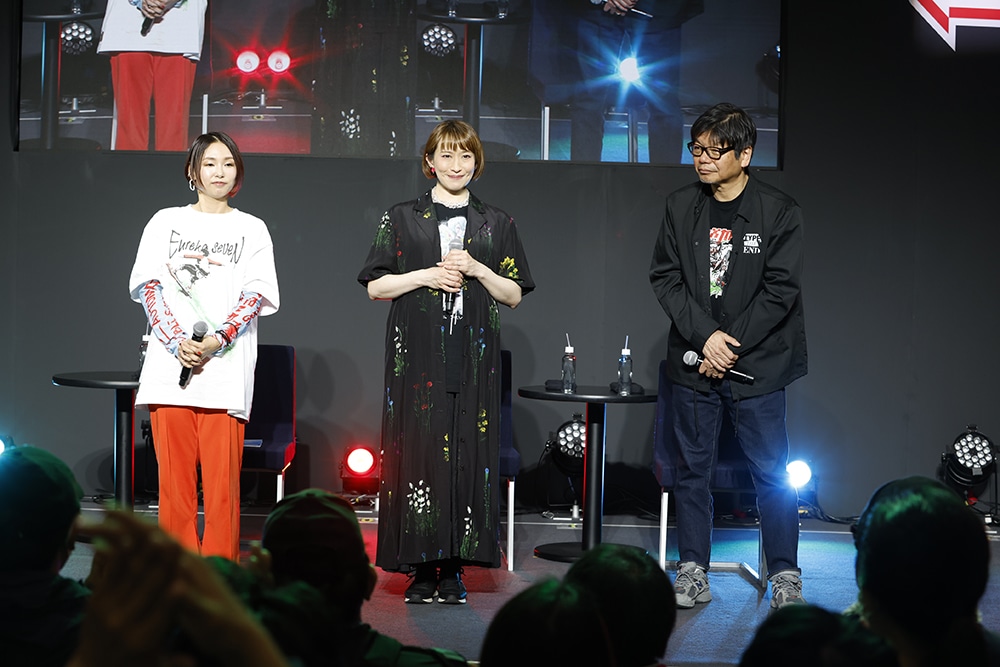 左から三瓶由布子、名塚佳織、南雅彦プロデューサー