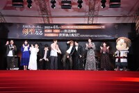 ライトを大袈裟にまぶしそうにしながらカメラを探して笑いを誘う平田広明と西川貴教。