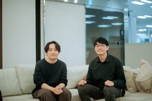 左から水野良樹（いきものがかり / HIROBA）、マンガ編集者の林士平