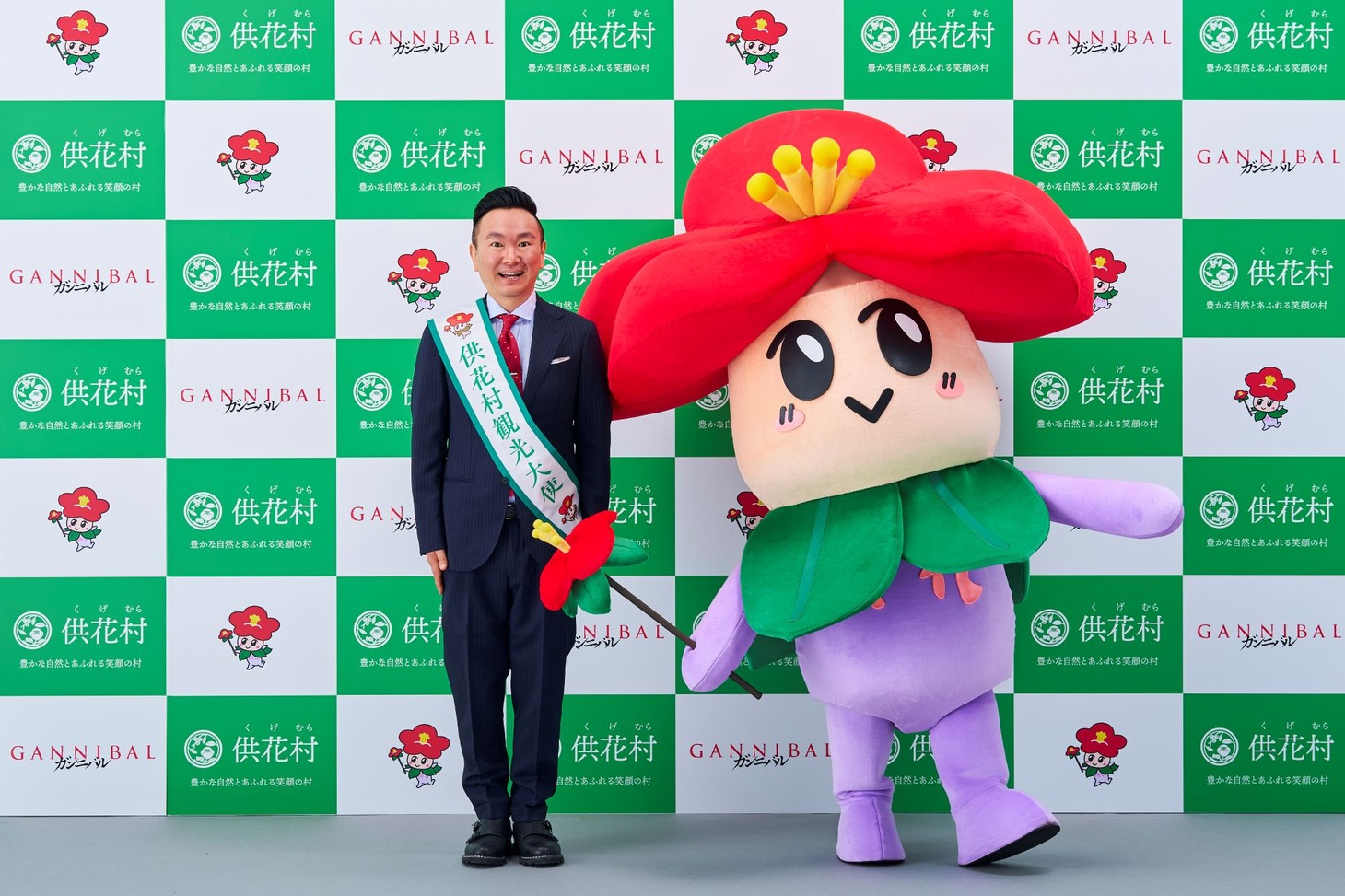 左からかまいたちの山内健司、くげっしー