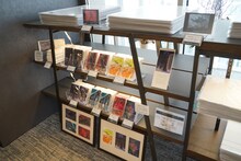 「雑 前田真宏 雑画集」発売記念アート展のグッズ販売コーナー