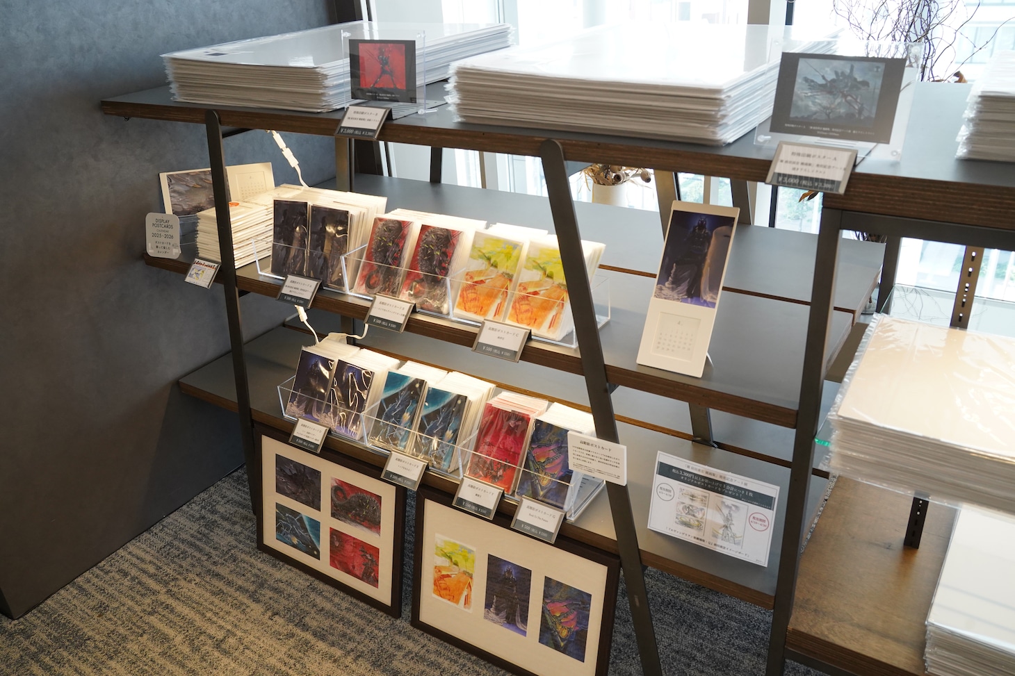 「雑 前田真宏 雑画集」発売記念アート展のグッズ販売コーナー