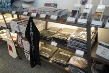 「雑 前田真宏 雑画集」発売記念アート展のグッズ販売コーナー