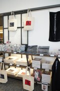 「雑 前田真宏 雑画集」発売記念アート展のグッズ販売コーナー