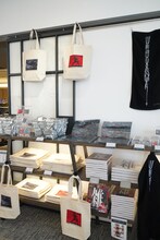 「雑 前田真宏 雑画集」発売記念アート展のグッズ販売コーナー