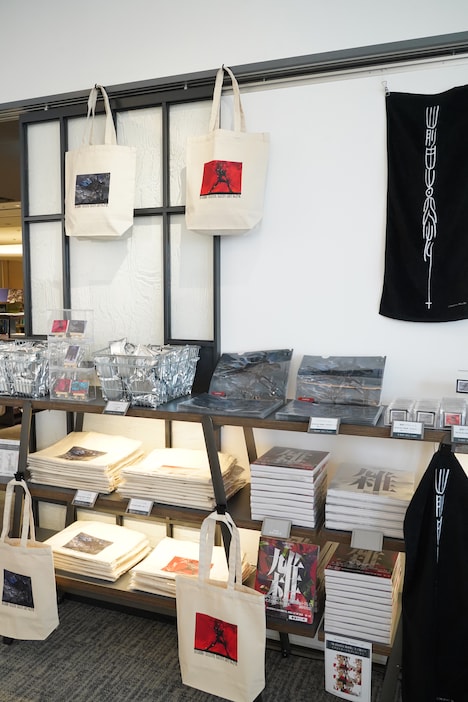 「雑 前田真宏 雑画集」発売記念アート展のグッズ販売コーナー