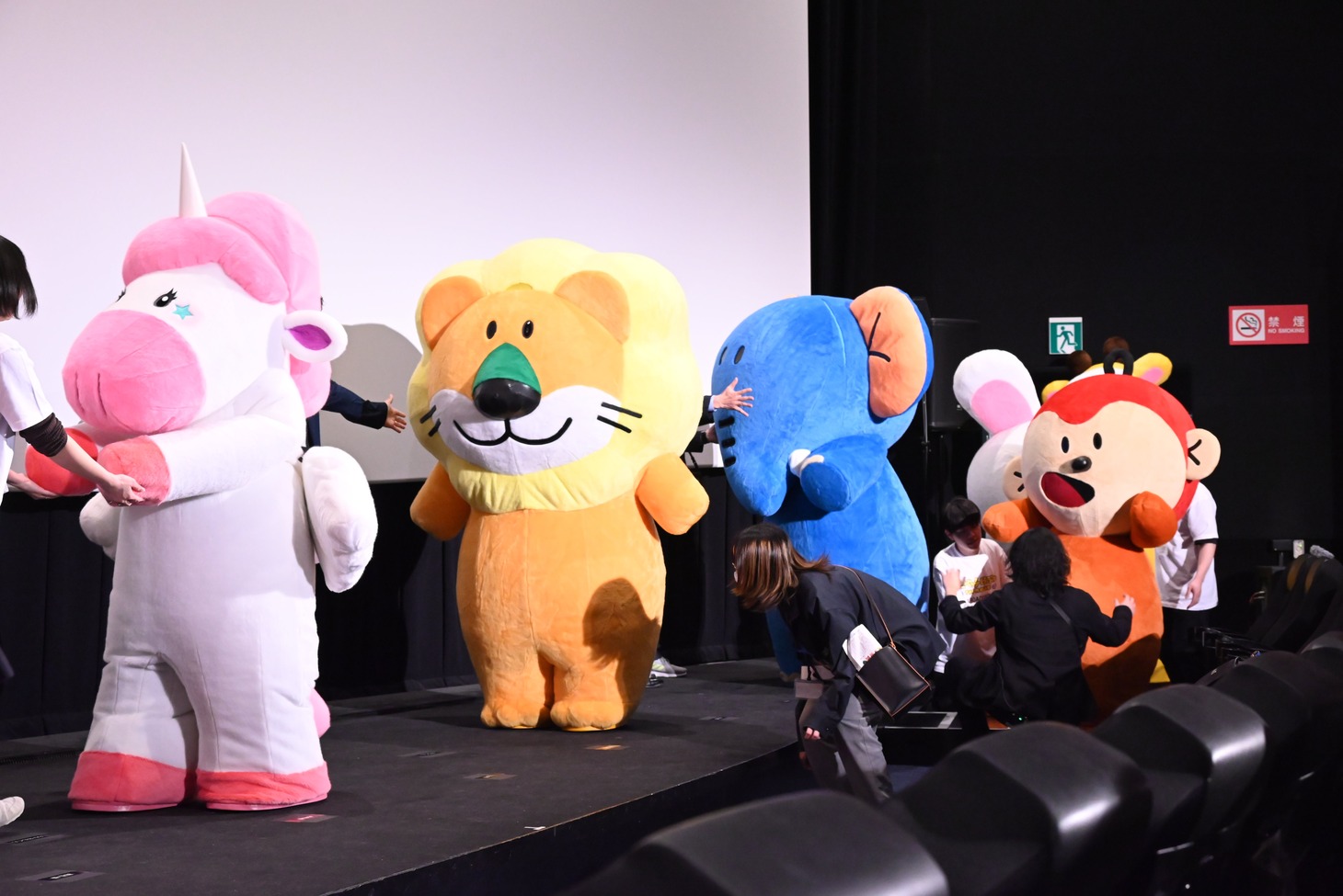 ゆっくりとステージに登場するどうぶつたち