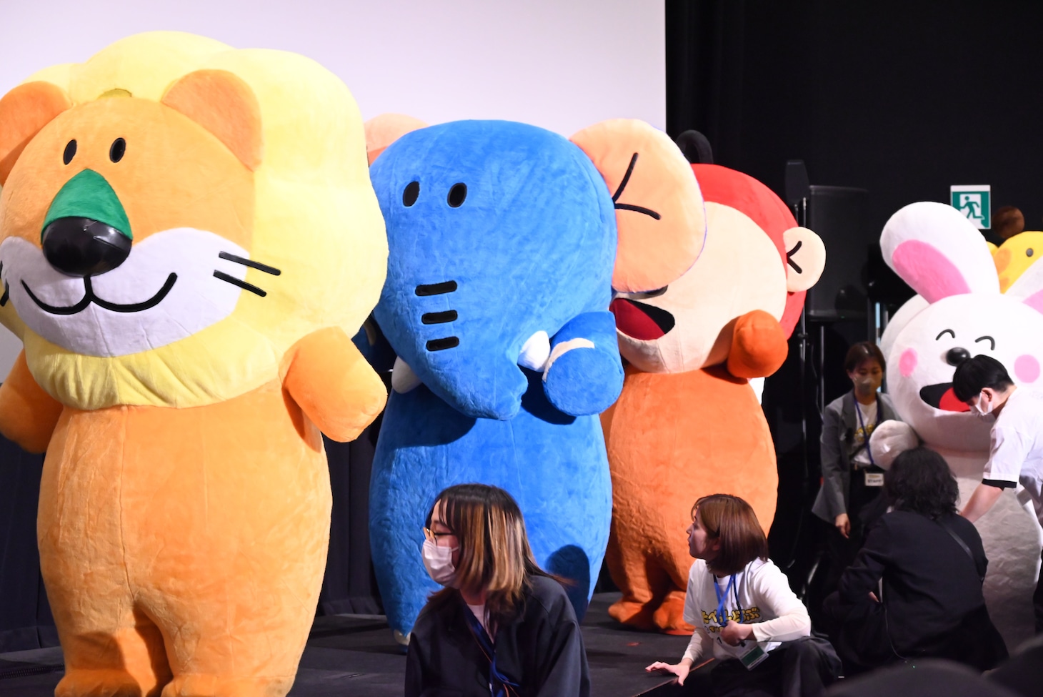 ゆっくりとステージに登場するどうぶつたち