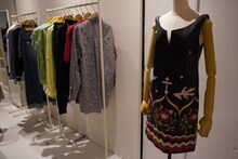 矢沢あいのイラストでハチが着ているドレスの実物（右）