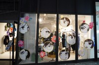 「丸山百景 KEITAMARUYAMA ANTHOLOGY POP UP STORE ー少女漫画とケイタマルヤマー」の外観。入口はスペイン坂側に面している