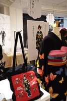 会場に展示されたやまだないとの作品と、作中に登場する着物の実物