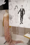 会場に展示されたひうらさとるの作品と、作中に登場するドレスの実物