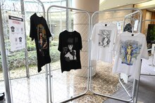 「士郎正宗の世界展～『攻殻機動隊』と創造の軌跡～」の物販コーナー。