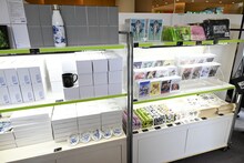 「士郎正宗の世界展～『攻殻機動隊』と創造の軌跡～」の物販コーナー。